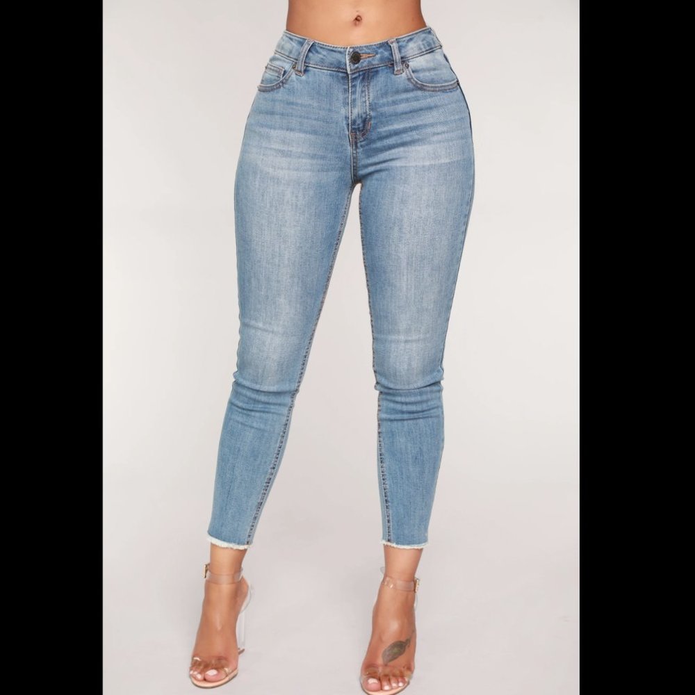 Fashion Nova Skinny Frayed Hem Jeans, size 0 Light Blue